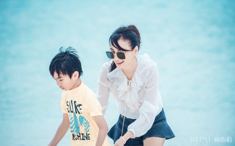 张庭穿“校花装”度假,29的脸,19的腿