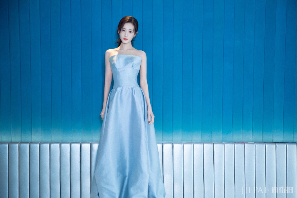 李一桐穿短裙秀“竹竿腿”,搭配运动鞋双腿细得过分