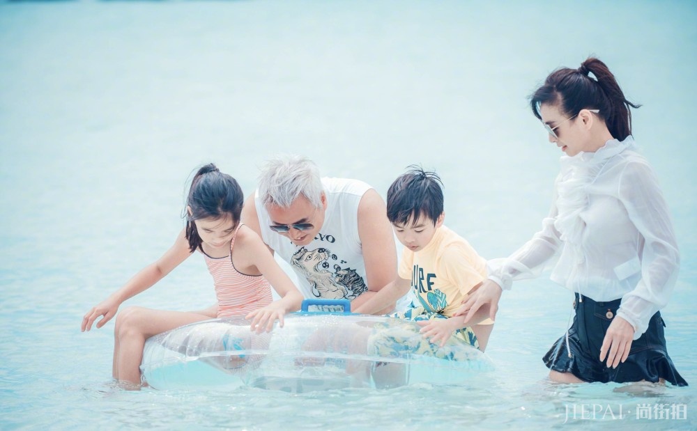 张庭穿“校花装”度假,29的脸,19的腿