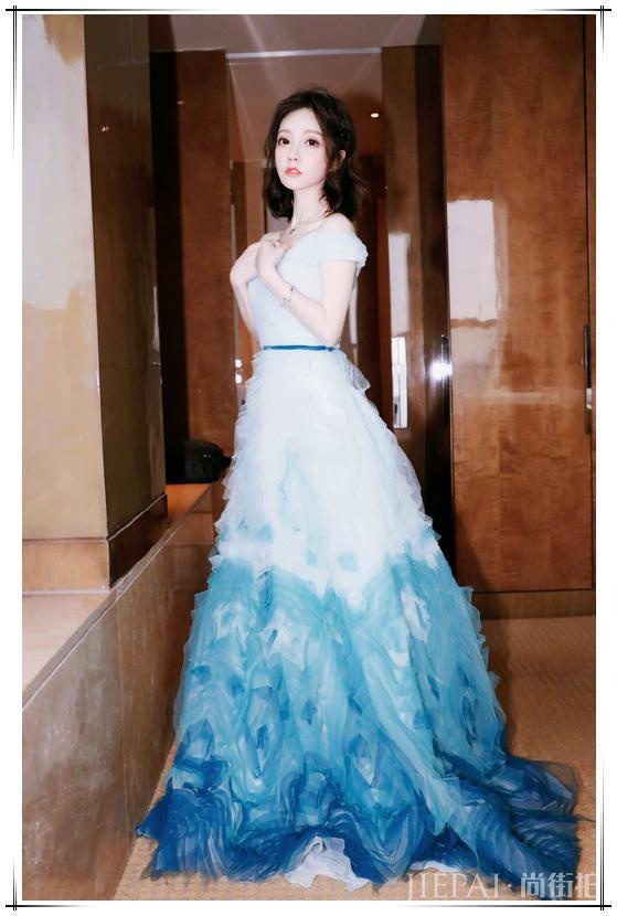 冯提莫卫衣配纱裙嫩成学生妹,这是小个子女生穿搭典范啊