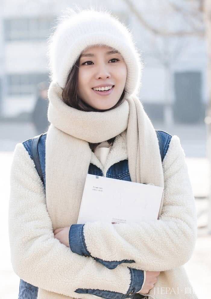 刘诗诗新剧换回长发，微卷披肩或扎马尾，美得精致又优雅