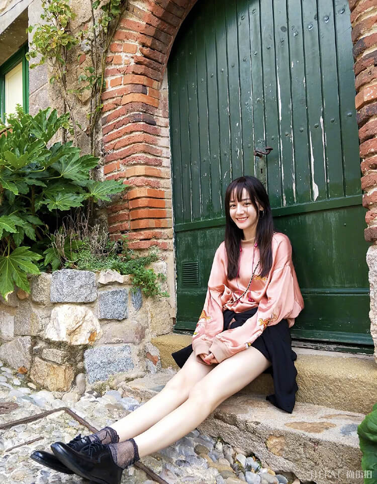 热巴短发造型太甜美!复古校园T配鳞片裙立马减龄