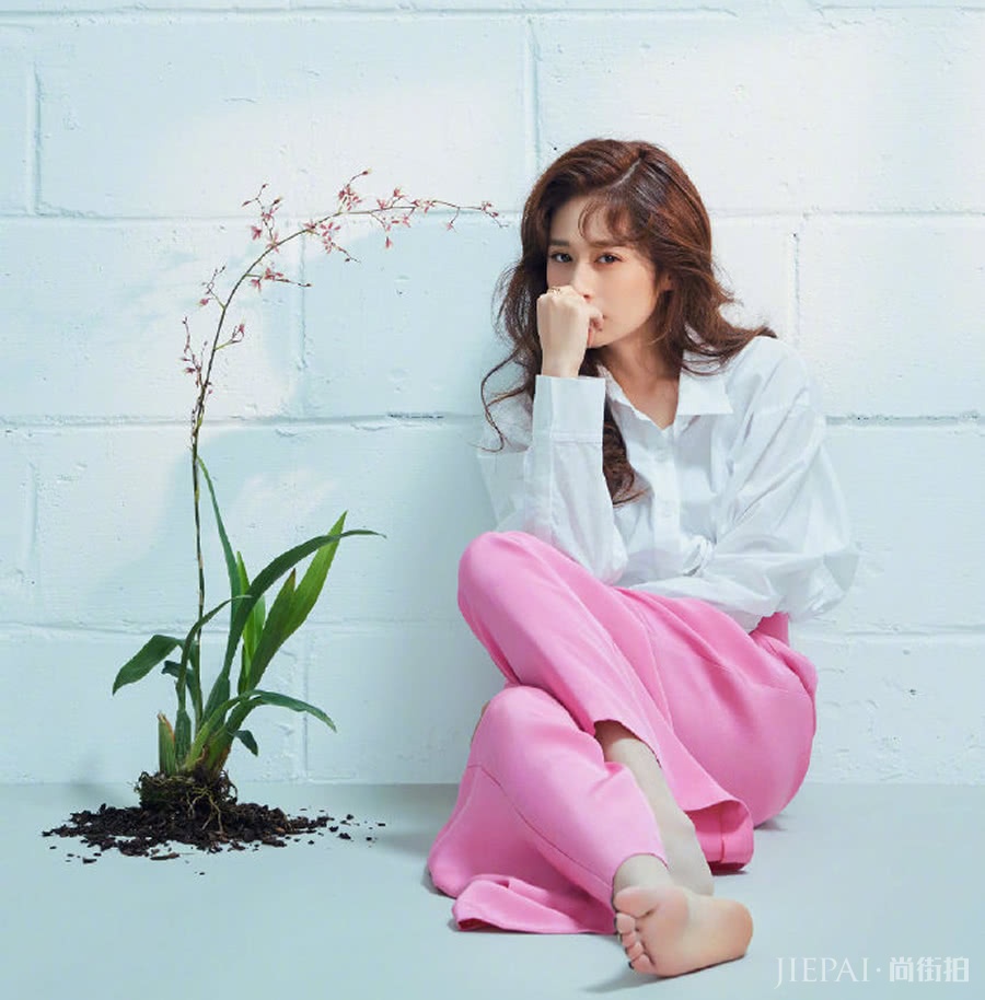 颖儿时尚大片画风清新又养眼,瘦了穿衣就是好看