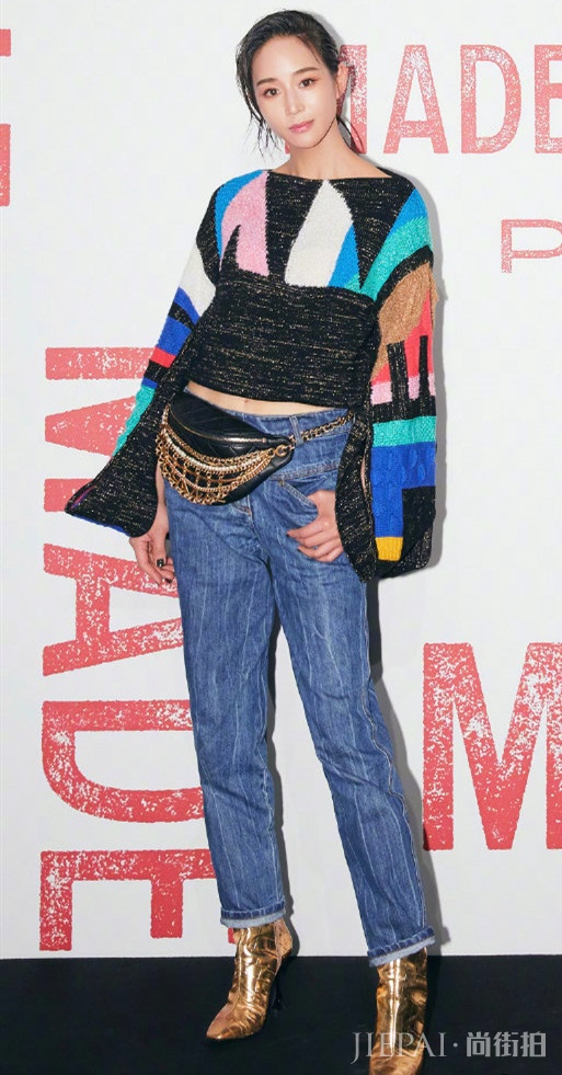 张钧甯把“包链”当皮带拴在腰上，好看还显腿长