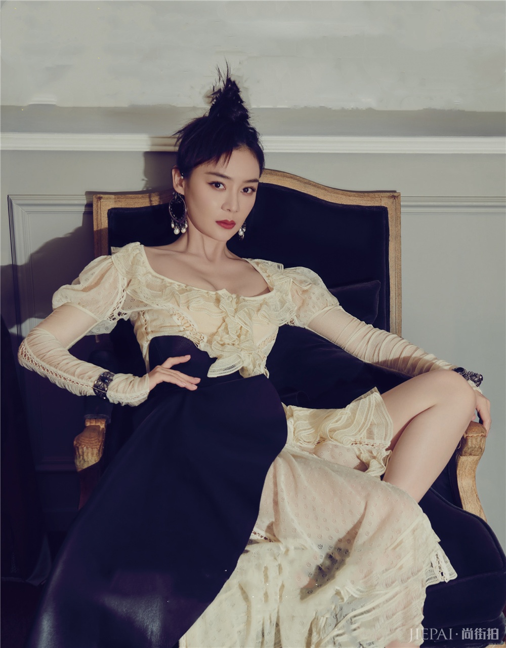 袁姗姗扎冲天丸子头，华丽宫廷风太高级