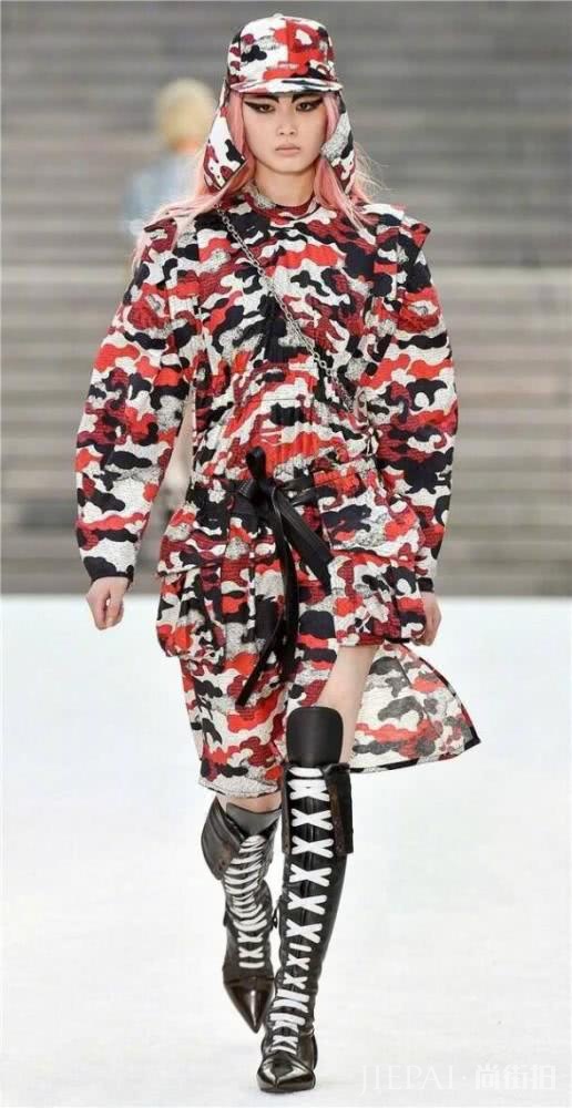 新生代超模利献灵出道就备受大牌青睐，梦想走维密却两度被刷