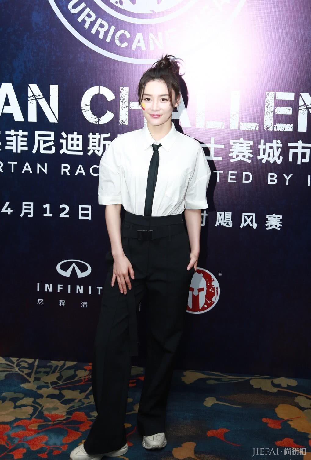 袁姗姗参加斯巴达勇士赛穿白衬衫配高腰西裤，美成焦点