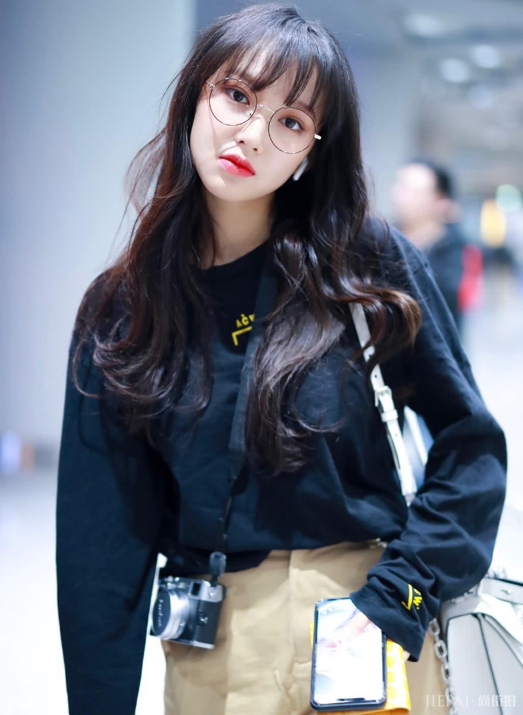 宇宙少女程潇穿工装裤配马丁靴气场十足，小脸精致似洋娃娃