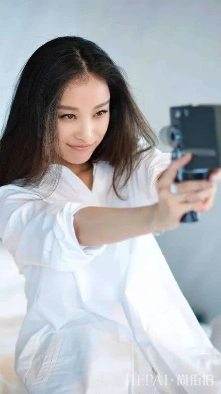 倪妮大珍珠项链＋虎皮袜子搭配也能撑住，扮土也高级