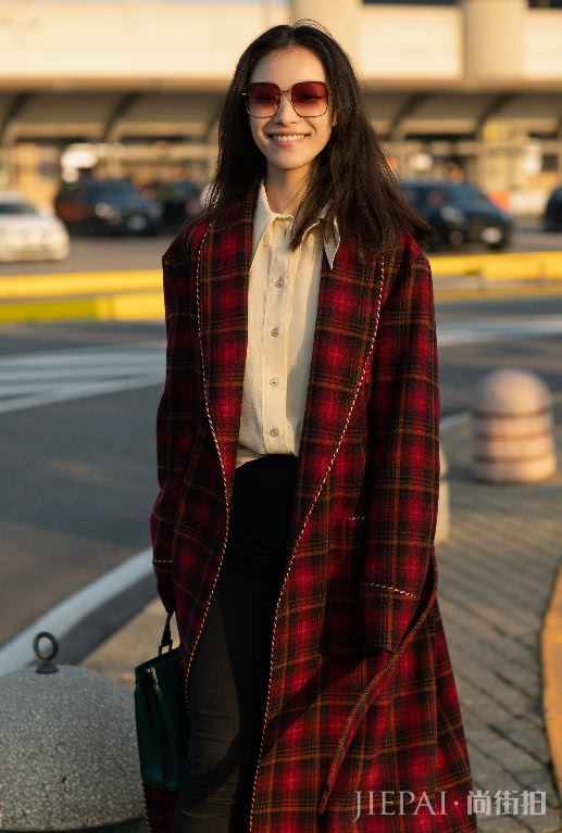 倪妮穿金色长裙气场十足,真不愧是街拍女王
