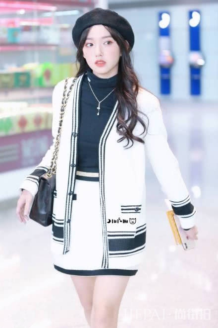 被人嫌弃的齐膝裙却被程潇穿出仙女感,搭配白T恤清新自然