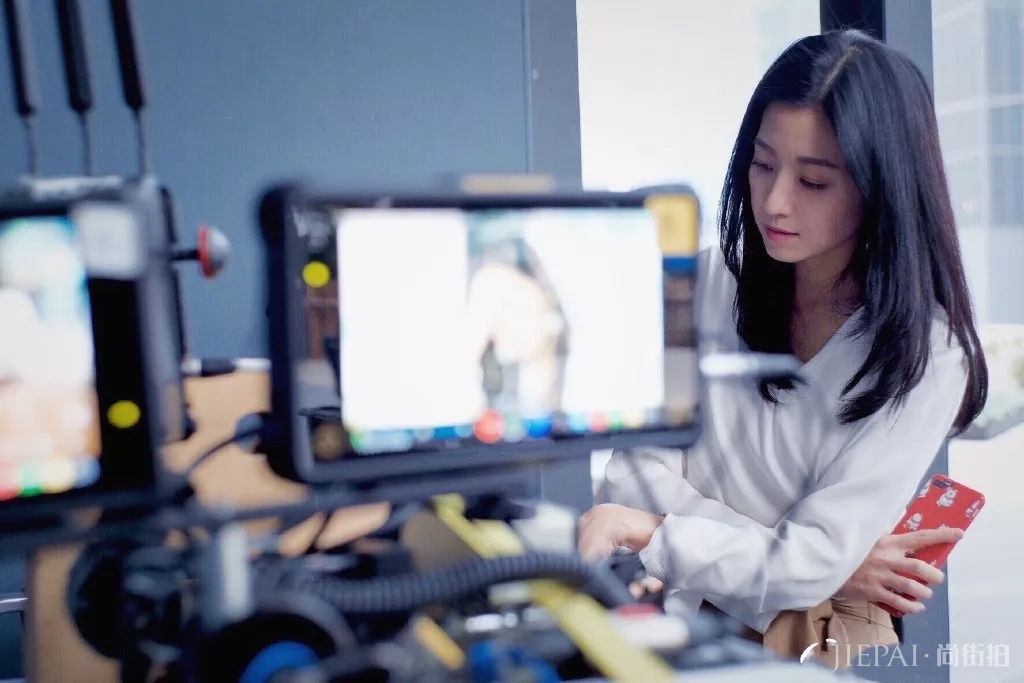 陈自瑶穿印花长裙秀39寸长腿，娃娃脸留长发甜美又有气质！