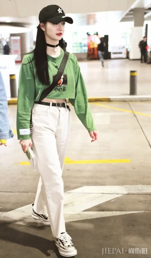 周洁琼为了能把腿拉长，她是这样做的