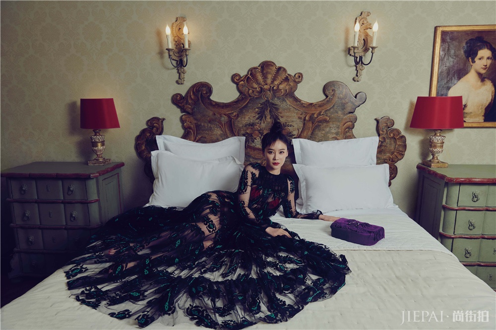 袁姗姗扎冲天丸子头，华丽宫廷风太高级