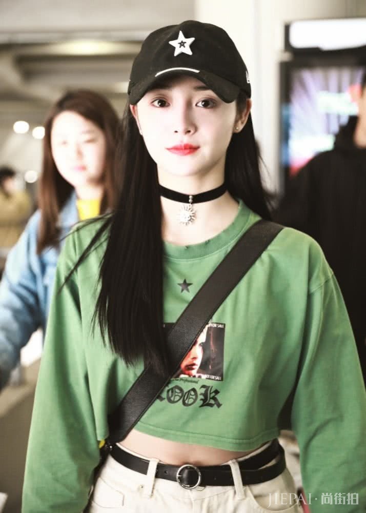 周洁琼为了能把腿拉长，她是这样做的