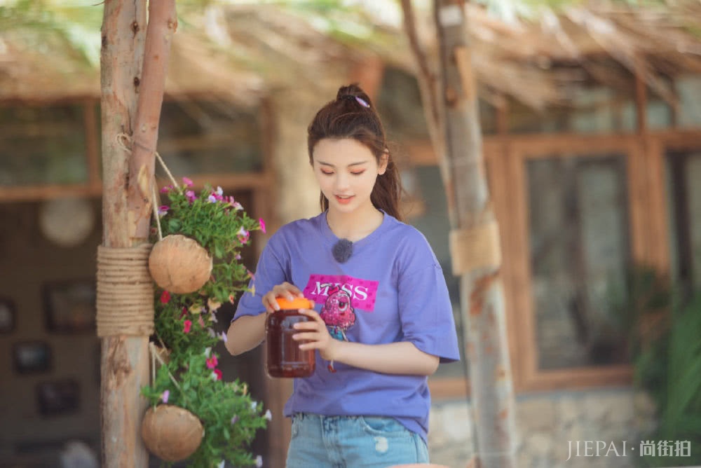 杨超越紫色T恤超短裤,扎俩小辫越变越嫩