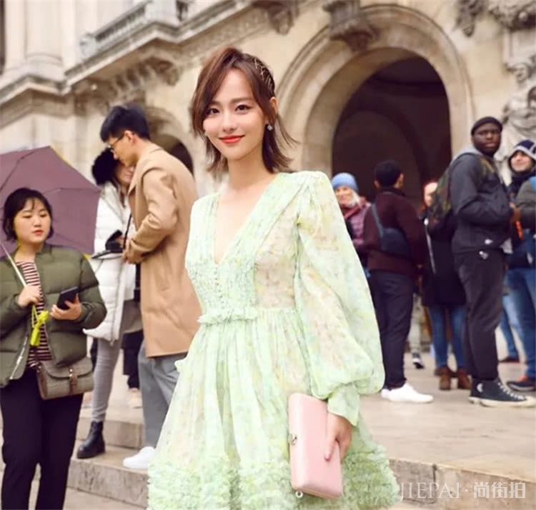 爱美的小仙女穿上连衣裙风情万种，尽享春日好风光