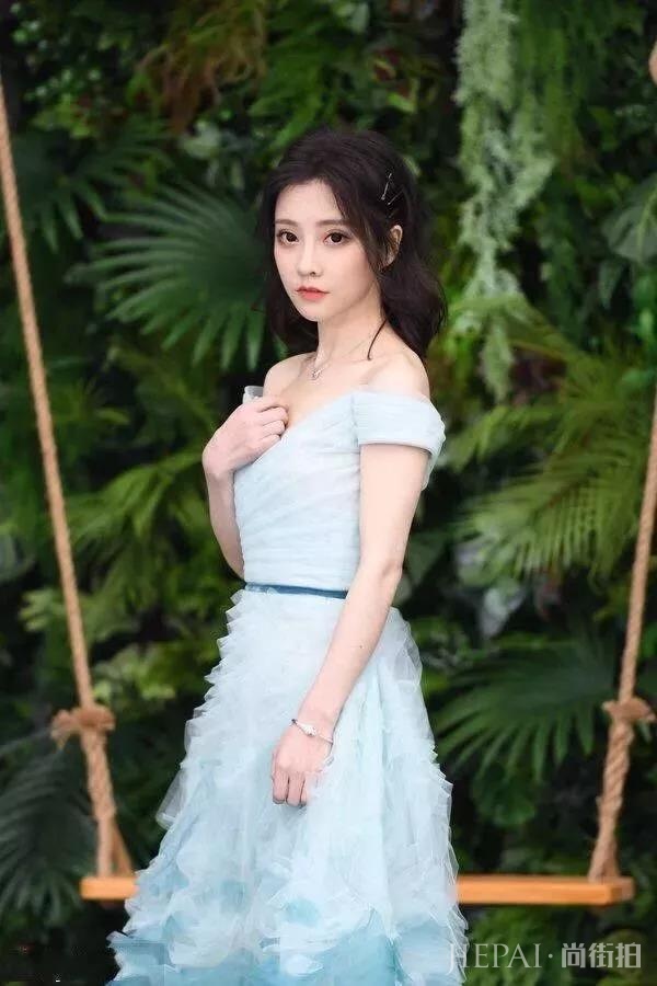 冯提莫穿露肩蓝裙现身活动,露出鞋子后身高短板完全暴露!