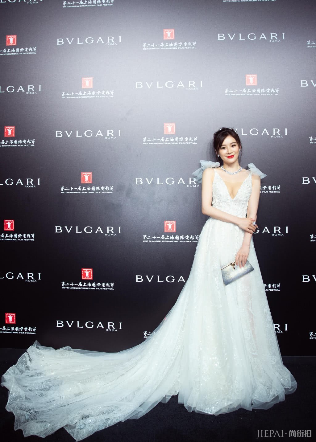 袁姗姗参加斯巴达勇士赛穿白衬衫配高腰西裤，美成焦点