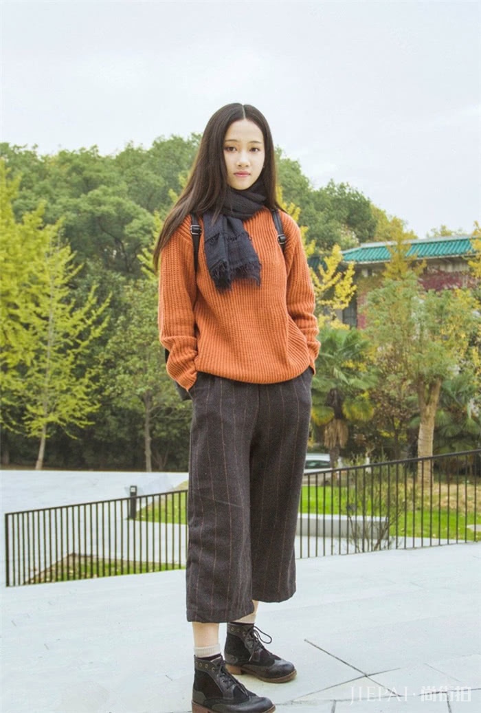 春季毛衣大作战,搭配休闲阔腿裤让你展现自身魅力