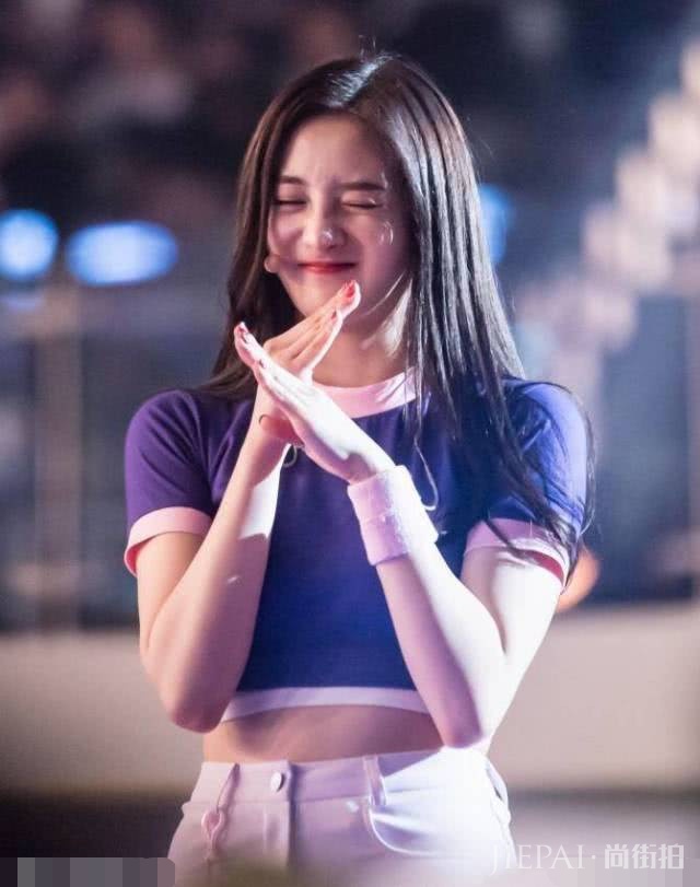 周洁琼为了能把腿拉长，她是这样做的