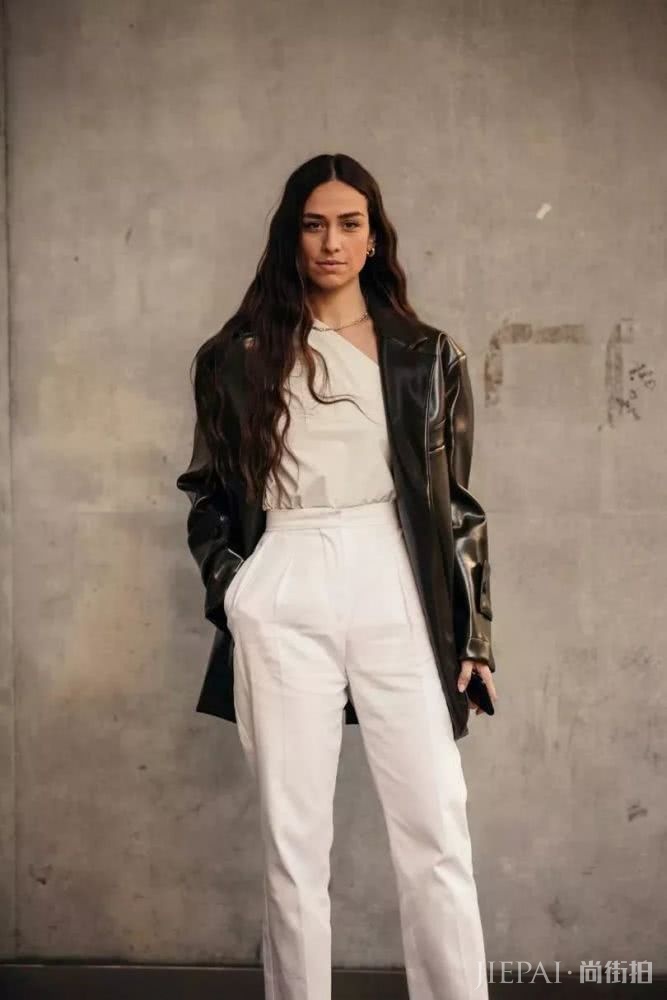 流行色难穿？试试显白好搭的大豆米色