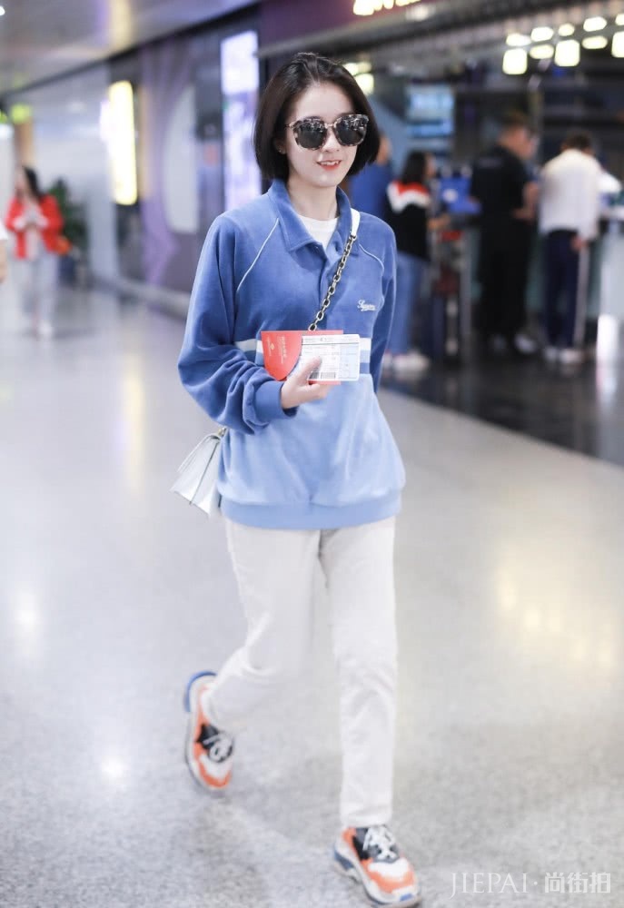 张雪迎换波波头清爽又减龄，天热剪这款发型甜美又好看