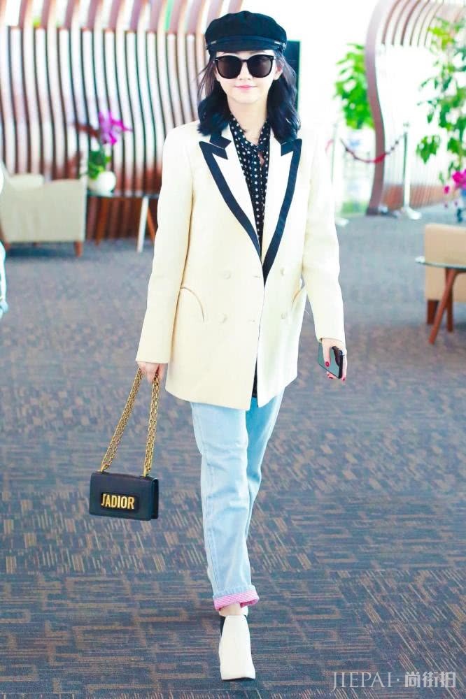 景甜穿白色西装知性优雅,裤脚卷起来少女感十足
