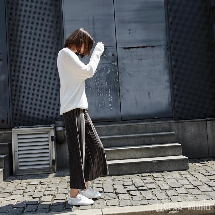 丝绒阔腿裤温柔又有质感，春季选择这五种颜色舒适又百搭