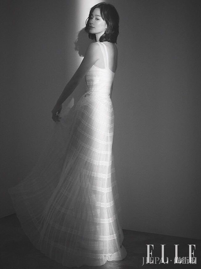 宋慧乔裸色薄纱裙美得清新脱俗，锁骨短发减龄秒变少女
