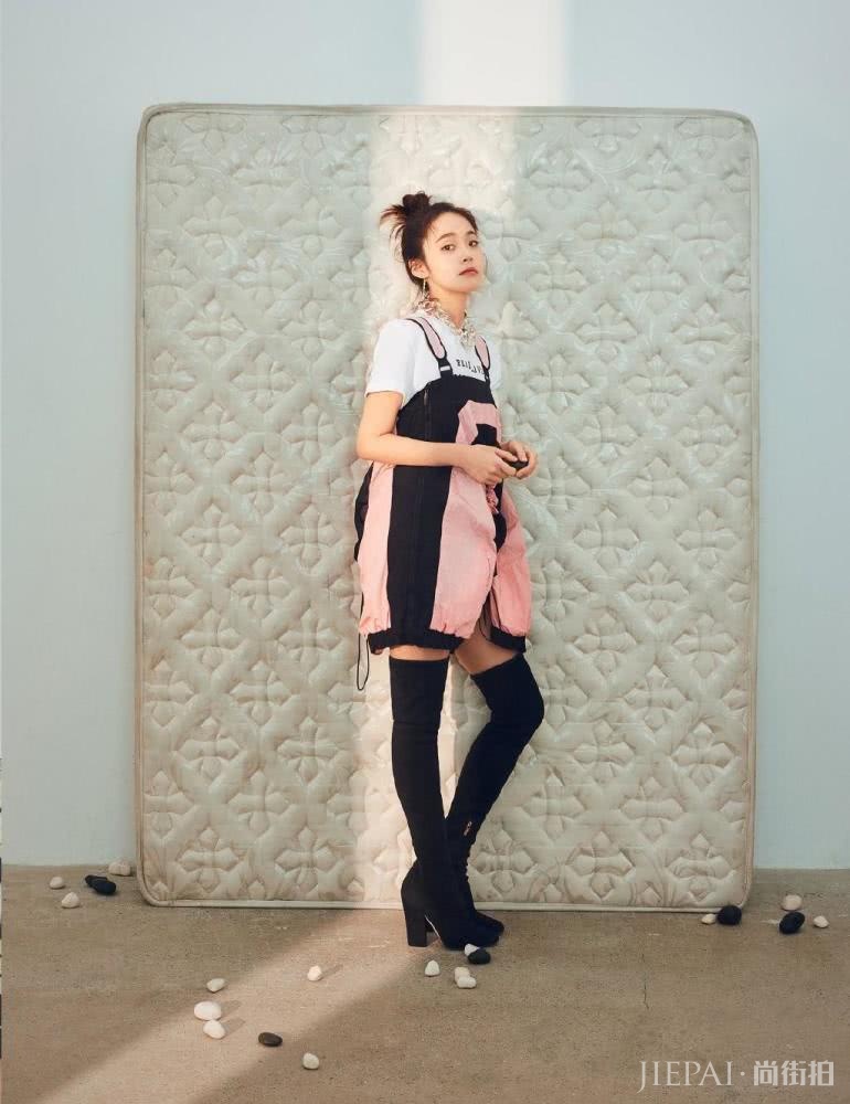 张佳宁因《知否》大红,穿背带裙配长筒靴,30岁还超可爱