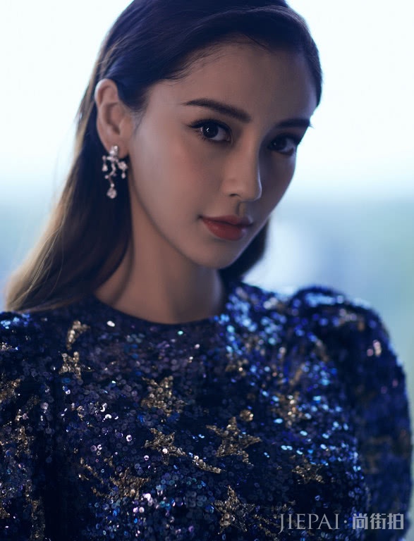 杨颖首晒儿子五官,呆萌模样像翻版黄晓明