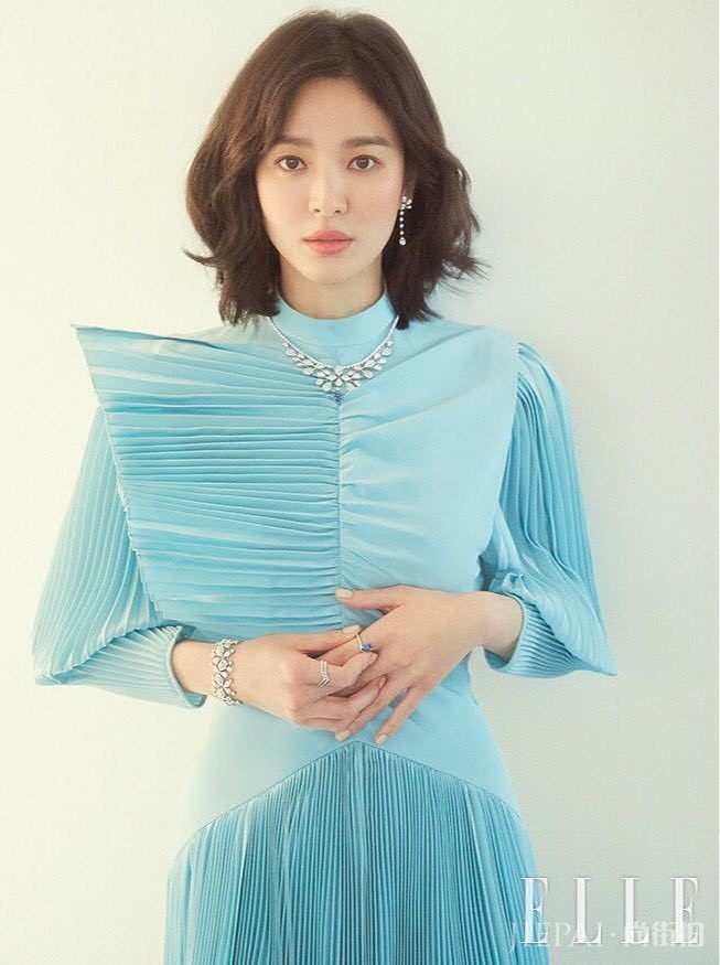 宋慧乔裸色薄纱裙美得清新脱俗，锁骨短发减龄秒变少女