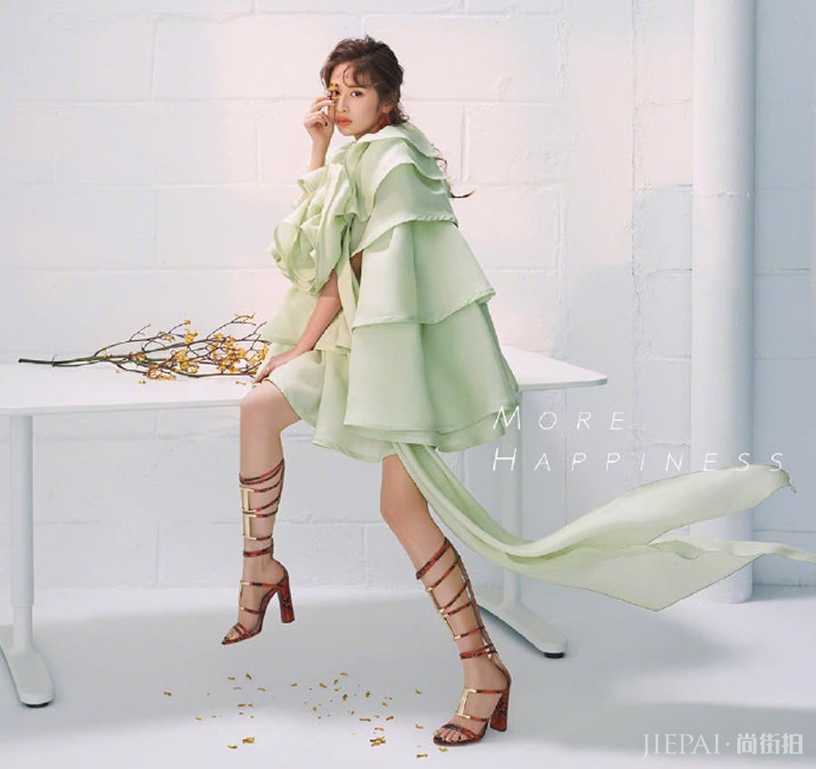 颖儿时尚大片画风清新又养眼,瘦了穿衣就是好看