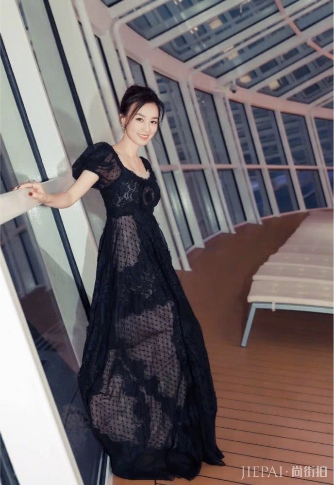 张庭穿“校花装”度假,29的脸,19的腿