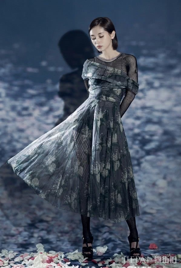 王子文渔网袜穿成踩脚裤？这腿比胳膊还细吧