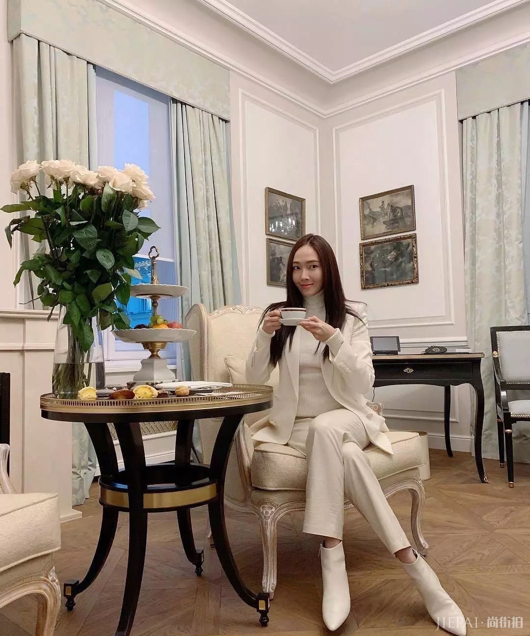 郑秀妍白西装化身“女总裁”，穿粉裙秀“蚂蚁腰”太美！