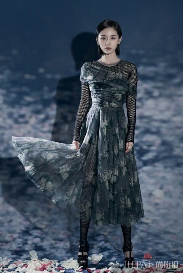 王子文渔网袜穿成踩脚裤？这腿比胳膊还细吧