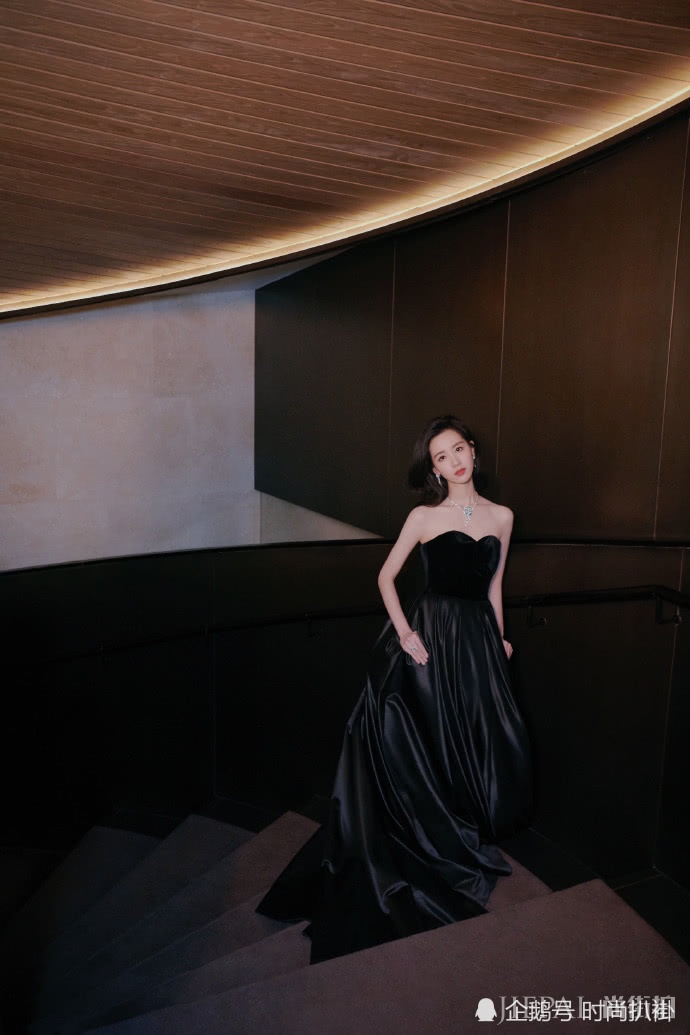 陈都灵港式轻熟风比之前清纯造型惊艳多了