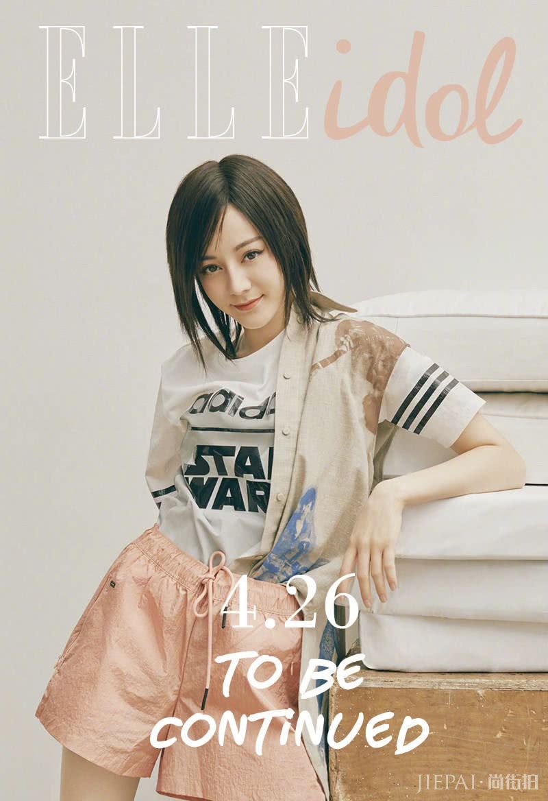 热巴短发造型太甜美!复古校园T配鳞片裙立马减龄