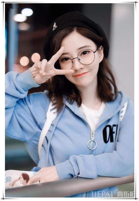 冯提莫卫衣配纱裙嫩成学生妹,这是小个子女生穿搭典范啊