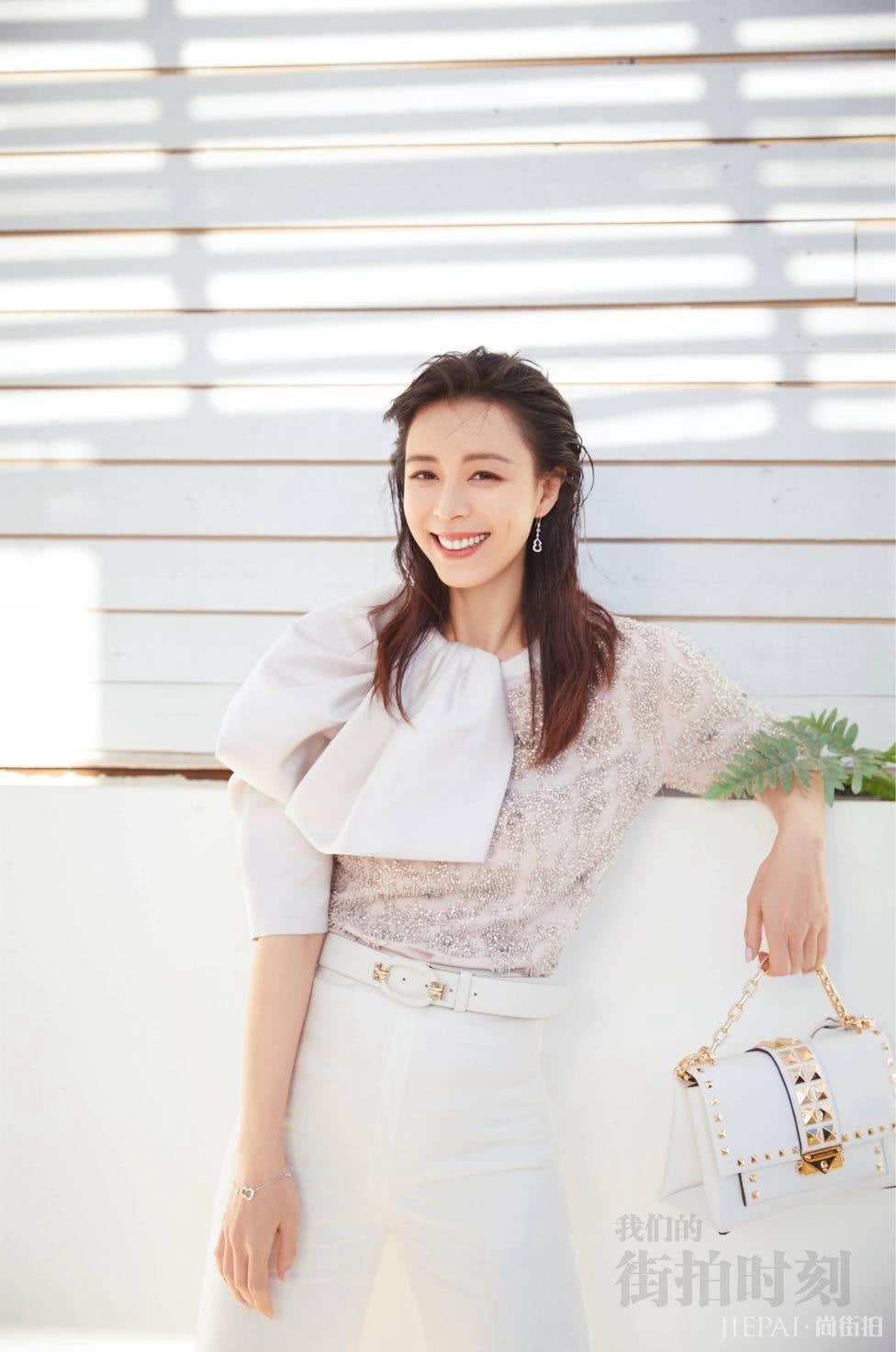 张静初撞衫刘涛,都是镶钻衣搭阔腿裤,风格不一样