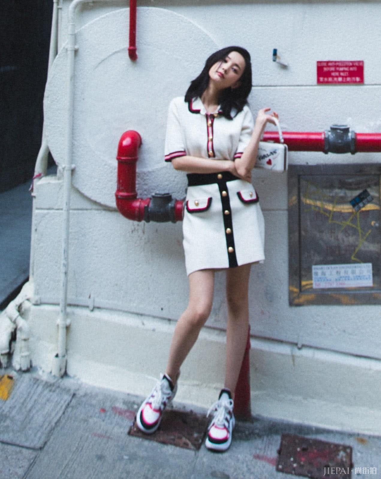 李一桐穿短裙秀“竹竿腿”,搭配运动鞋双腿细得过分