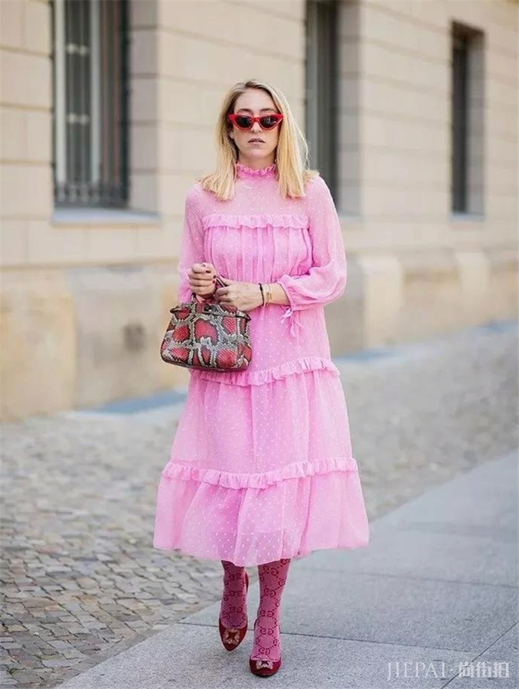 爱美的小仙女穿上连衣裙风情万种，尽享春日好风光