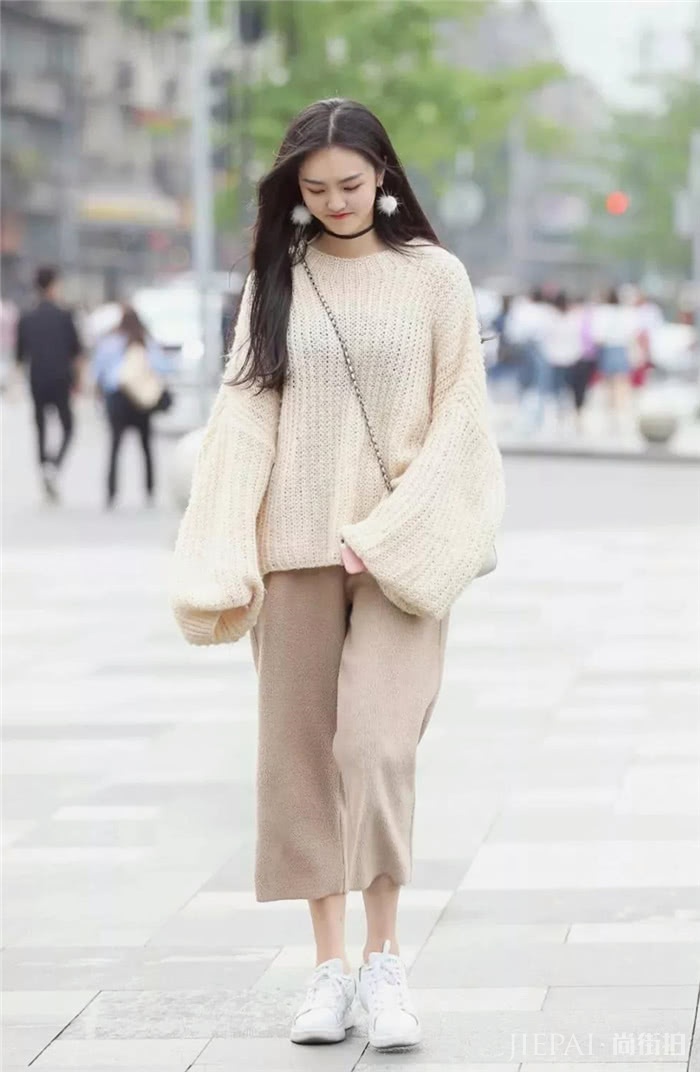 春季毛衣大作战,搭配休闲阔腿裤让你展现自身魅力