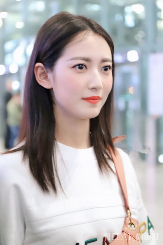 学陈钰琪这样穿显甜美,白色套头卫衣+粉色包好看又少女