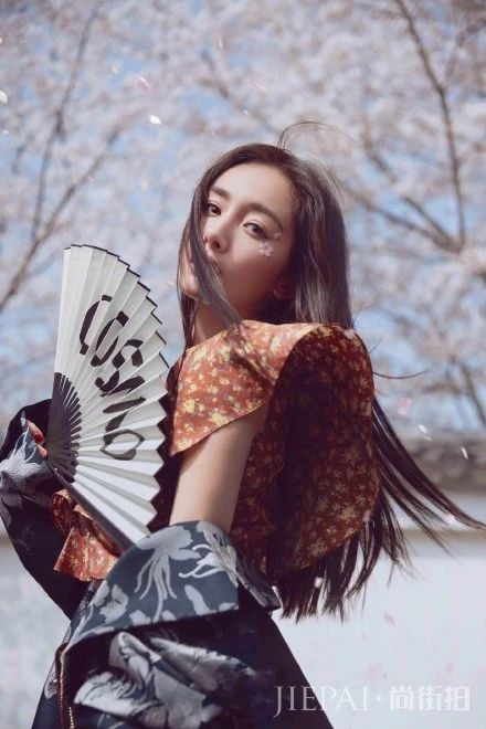 杨幂穿和服搭配樱花背景比花还美，淡妆太唯美