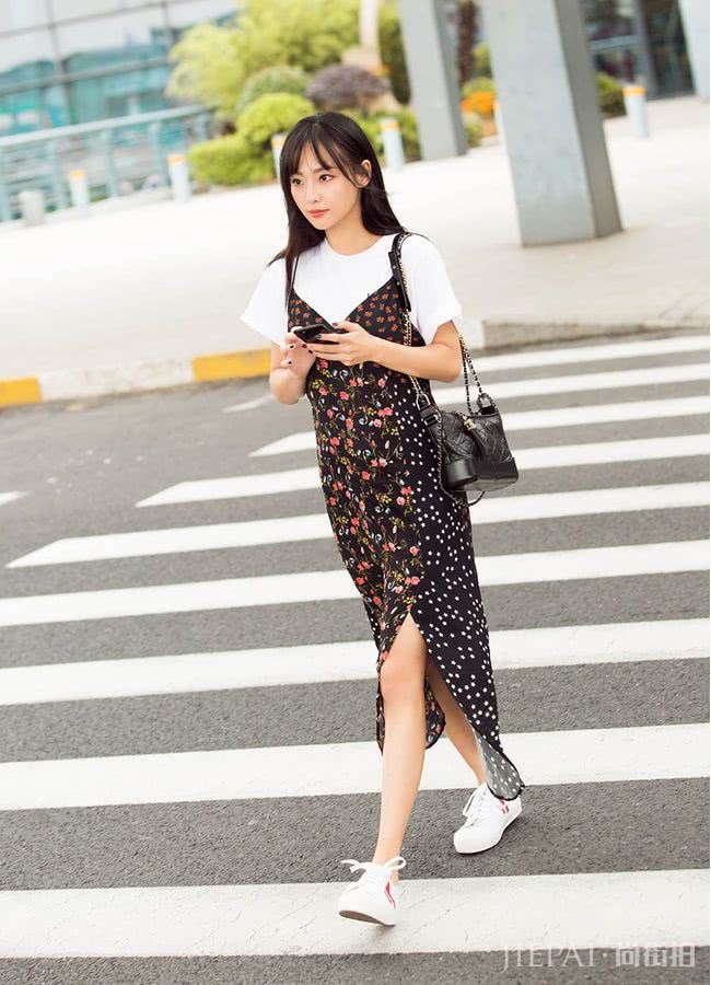 张嘉倪穿衬衫配牛仔裤摆造型,甜美笑容太迷人