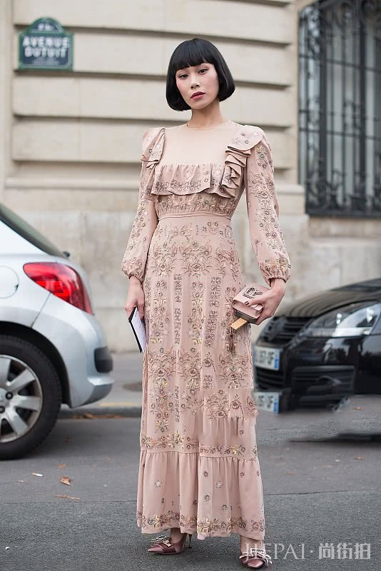 欧美街拍 外国女孩热捧的连衣裙穿起来像开挂