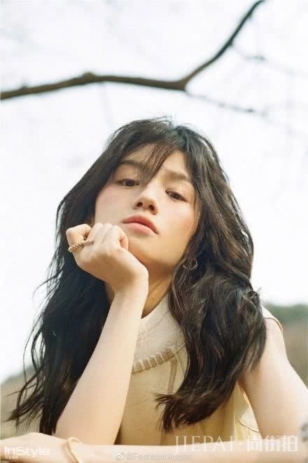 这些自然系穿搭看着很清凉!纯色搭配减龄又大气